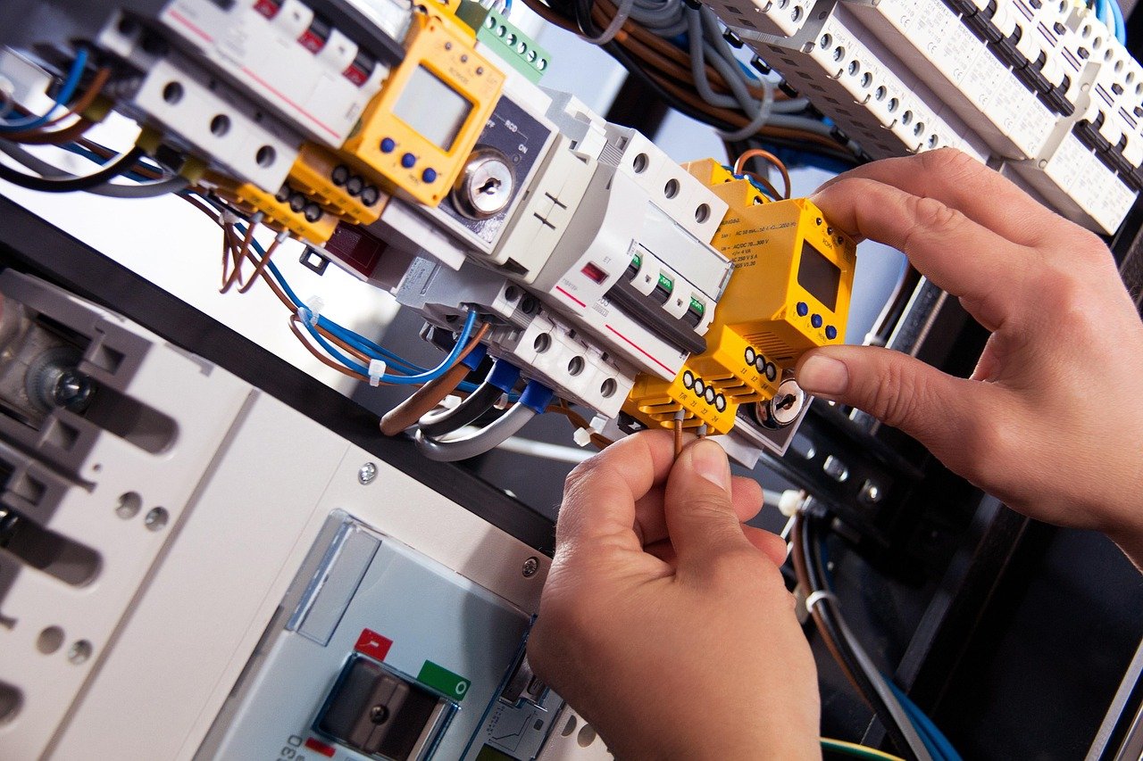 Wat doet een frequentieregelaar in een elektrische installatie