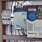 Hoe werkt een PLC besturing in de industrie