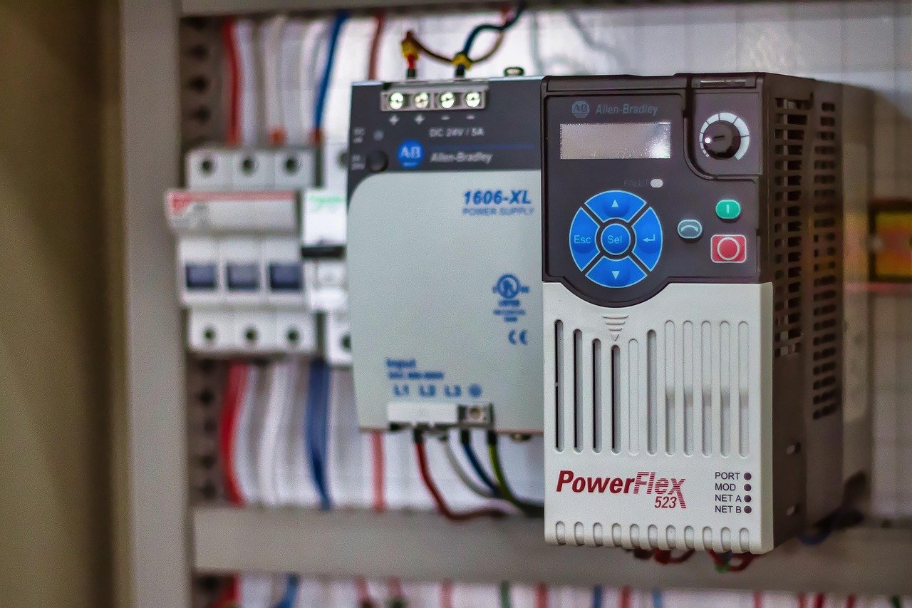 Hoe werkt een PLC besturing in de industrie