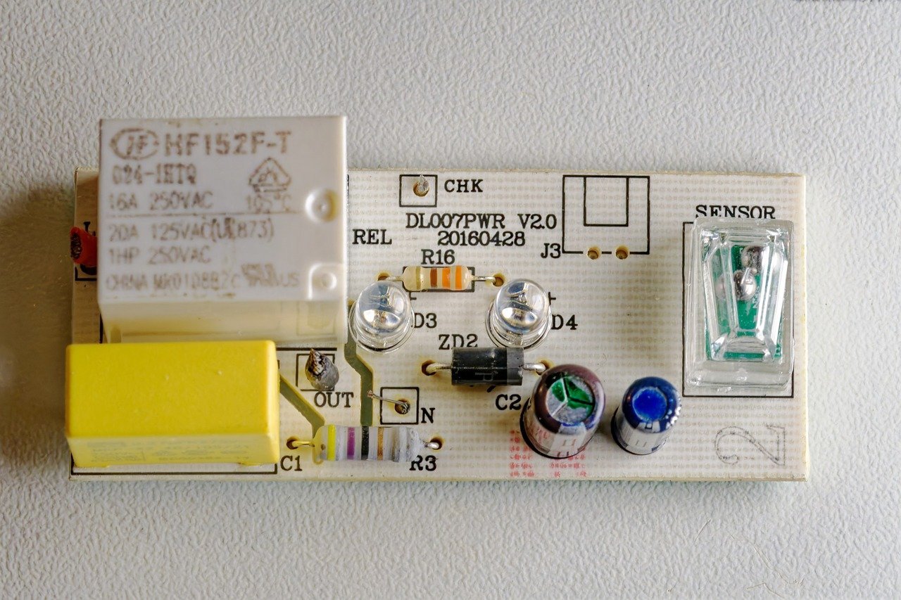 Wat is het verschil tussen een relais en een sensor