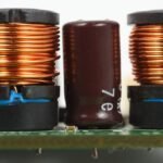 Hoe werkt een condensator in een elektrisch circuit
