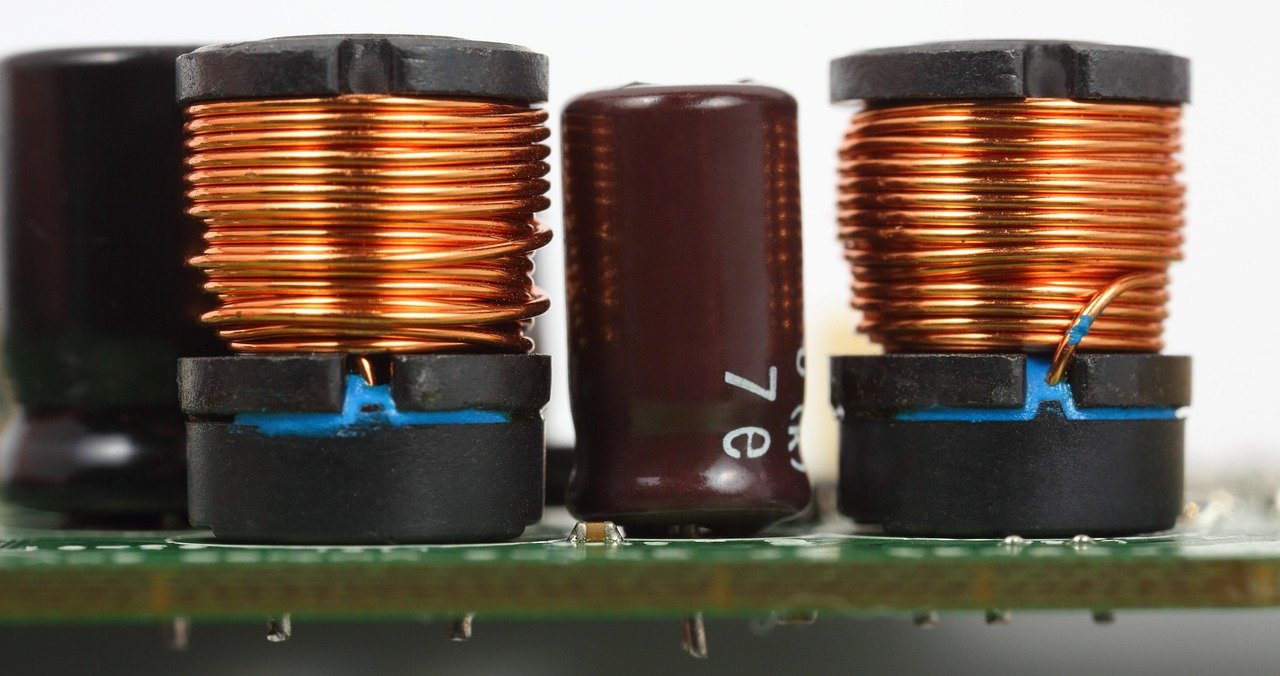 Hoe werkt een condensator in een elektrisch circuit